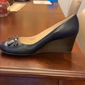 Wedge heel with bow and gold button